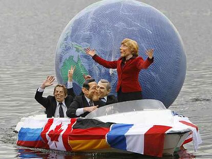 Activistas del movimiento antiglobalización Attac con caretas de Blair, Sarkozy, Bush y Merkel, ayer en Rostock.
