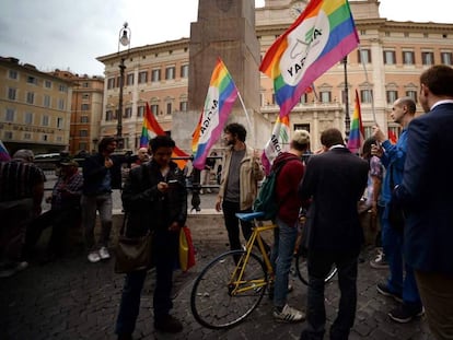 Partidários das uniões civis do mesmo sexo se manifestam fora do Parlamento italiano.