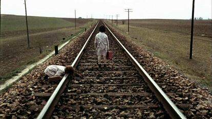 Las dos hermanas, en las vías del tren.