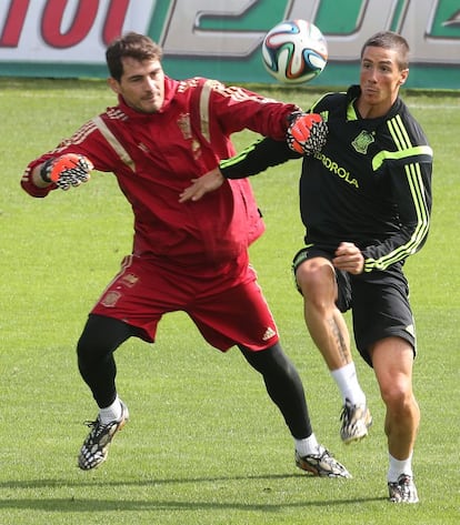 Torres disputa el balón con Casillas.
