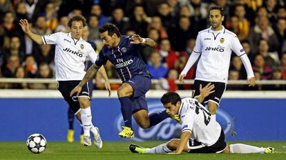 Lavezzi, avanza con el balón ante Guardado y Ricardo Costa.