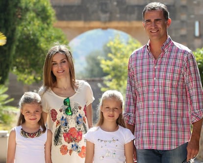 Los Reyes Felipe y Letizia y sus hijas, la princesa Leonor y la infanta Sofía, durante un paseo por la finca Raixa (Bunyola) en Mallorca, durante el verano de 2014.