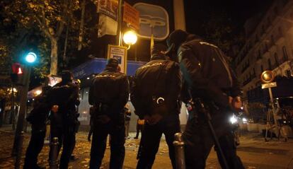 Agents de la Policia Nacional vigilen l'exterior de la seu del Partit Popular al carrer Génova, el 19 de desembre del 2013.