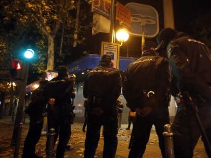 Agents de la Policia Nacional vigilen l'exterior de la seu del Partit Popular al carrer Génova, el 19 de desembre del 2013.