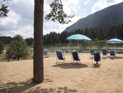 La nova platja de La Molina, amb espai d'aigües i de sorra.