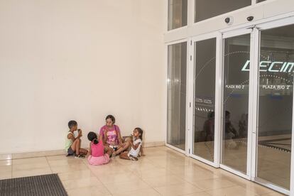 María Campoverde, almuerza junto a sus hijos en el centro comercial Plaza Río 2.