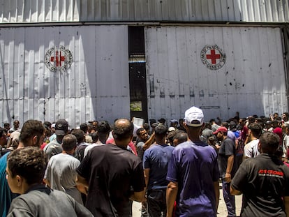 Gazatíes esperan para una distribución de alimentos ante un almacén del Comité Internacional de la Cruz Roja en Ciudad de Gaza, el 11 de junio de 2024.