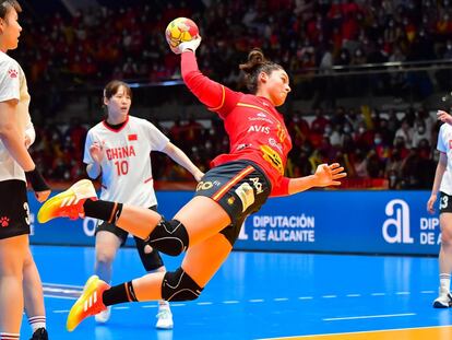 Eli Cesáreo, en una acción del partido contra China, este sábado en Torrevieja.