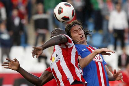 M'Bami y Luis Filipe pugnan por un balón aéreo.