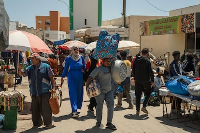 En el mercado de Jbniana, migrantes y habitantes locales conviven. Subsaharianos venden productos exóticos que los tunecinos descubren.