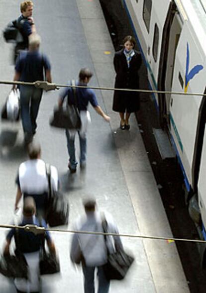 Una azafata espera el embarque de viajeros en Sevilla.