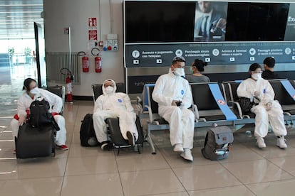 Pasajeros esperando en el aeropuerto romano de Fiumicino este jueves.