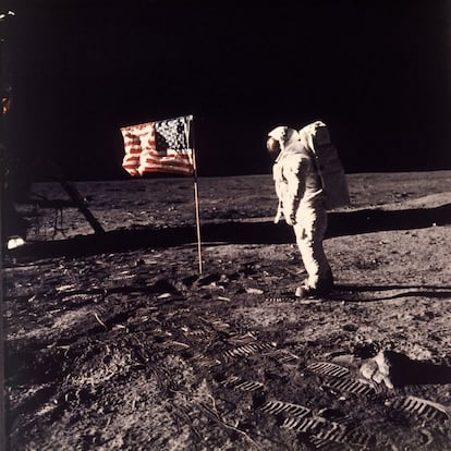 20 de julio de 1969. El astronauta Edwin Aldrin junto a la bandera de EE UU en la Luna durante la misión 'Apollo 11'. Aldrin y su compañero el astronauta Neil Armstrong fueron los primeros hombres en caminar sobre la superficie lunar.