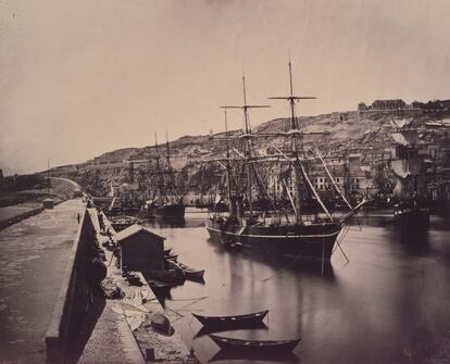 'El vapor Said anclado en el puerto de Sète', imagen de 1857, año en que Le Gray expuso sus marinas, un acontecimiento que le consagró como referente de esa etapa de la fotografía europea.