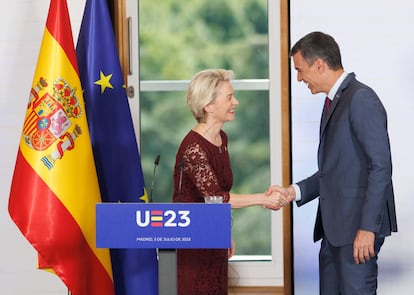 La presidenta de la Comisión Europea, Ursula von der Leyen y el presidente del Gobierno, Pedro Sánchez, se saludan a su llegada a una rueda de prensa posterior a la reunión plenaria del Gobierno de España y del Colegio de Comisarios, en la Galería de Colecciones Reales.