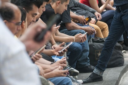 Personas usan sus telfonos celulares en Ciudad de Mxico