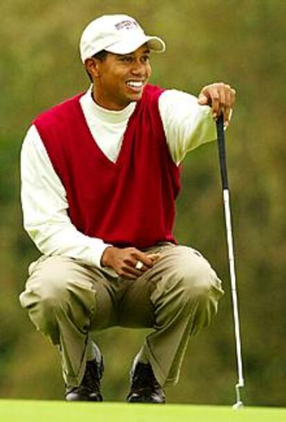 Tiger Woods sonríe, ayer, en el <b></b><i>green</i> del cuarto hoyo.