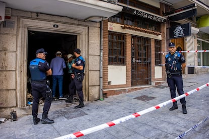 Agentes de policía frente al portal, este miércoles.