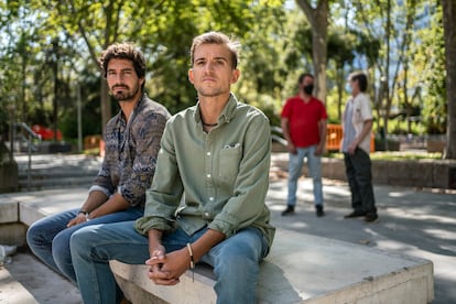 Pablo García (izquierda) y Gonzalo Perales (derecha), dos de los jóvenes creadores de 'Un Mismo Equipo' en Instagram. Al fondo, Ivan y R. C. , dos personas sin recursos a las que han ayudado a encontrar trabajo.