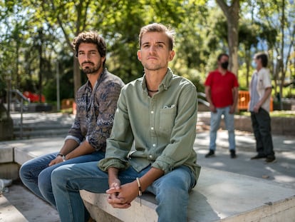 Pablo García (izquierda) y Gonzalo Perales (derecha), dos de los jóvenes creadores de 'Un Mismo Equipo' en Instagram. Al fondo, Ivan y R. C. , dos personas sin recursos a las que han ayudado a encontrar trabajo.