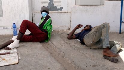 Dos migrantes heridos tras saltar la valla de Melilla, este jueves.