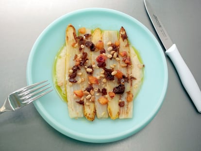 Espárragos blancos de Navarra a la plancha con naranja sanguina, pasas y piñones, uno de los platos de Sala de Despiece.