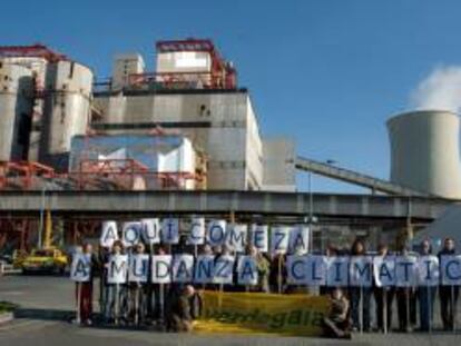 Activistas del colectivo Verdegaia delante de la central térmica de carbón y gas natural de As Pontes, en Galicia. Según el colectivo, sólo esta central emite más CO2 que toda Navarra o Extremadura. EFE/Archivo