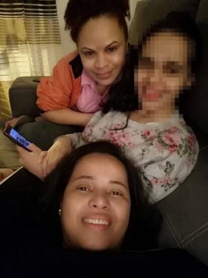 'Selfie' realizado por Kelly Gonçalves, con su hija y Minaene F. al fondo, el miércoles anterior a su muerte violenta.