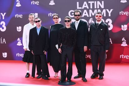 El cantante Sen Senra, acompa?ado de su equipo, a su llegada a la alfombra roja.