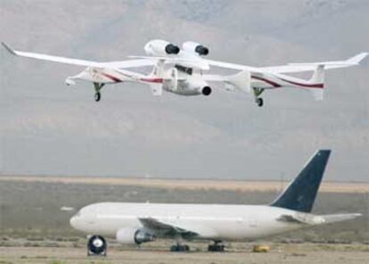 La &#39;SpaceShipOne&#39; despega del aeropuerto de Mojave enganchada al avión nodriza &#39;WhiteKnight&#39;.