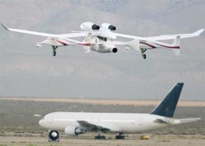 La 'SpaceShipOne' despega del aeropuerto de Mojave enganchada al avión nodriza 'WhiteKnight'.