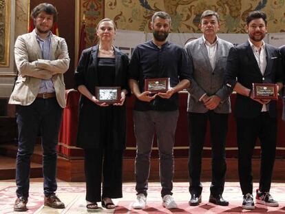 De izquierda a derecha, Pedro Zuazua (PRISA Noticias), Laura García Lorca de los Ríos (Fundación García Lorca), el periodista y escritor Nacho Carretero, el rector Carlos Andradas, el cantaor Miguel Poveda, el presidente de PRISA, Manuel Polanco; la experta en industria cultural Yolanda Hoyos y el director del curso, José Manuel Gómez Bravo.