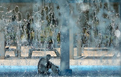 Un hombre se refresca en el Parque Madureira durante una ola de calor en Río de Janeiro, Brasil, 18 de febrero de 2025. 