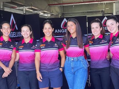 El equipo femenino de motociclismo Angeluss MTA.