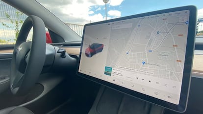 Pantalla táctil de un modelo de coche de Tesla.