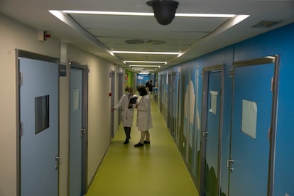 Pasillo de la planta de psiquiatría infanto-juvenil de un hospital público de Madrid en el que se encuentran las habitaciones de los pacientes.