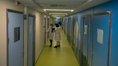 Pasillo de la planta de psiquiatría infanto-juvenil de un hospital público de Madrid en el que se encuentran las habitaciones de los pacientes.