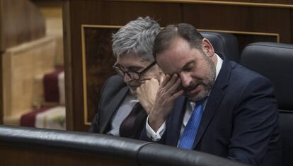 José Luis Ábalos, junto al ministro del Interior, Fernando Grande-Marlaska, este martes en el Congreso.