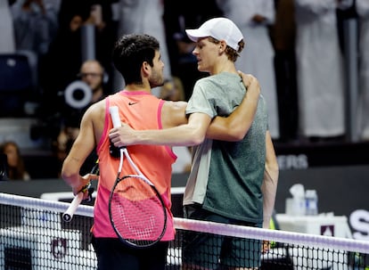 El italiano Jannik Sinner con el español Carlos Alcaraz, a la izquierda, tras disputar la final de Arabia Saudí el pasado 19 de octubre.