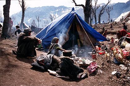 Un grupo de kurdos descansan en un campo de refugiados en 1991.