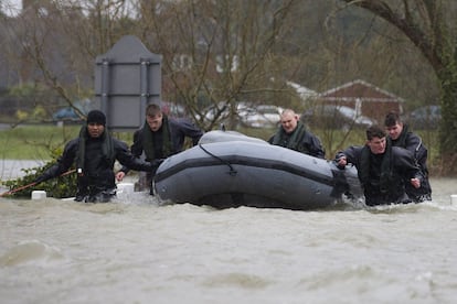 Un grupo de soldados tiran de una lancha en una de las zonas afectadas por las inundaciones, cerca de Sheppeton, al sur de Londres