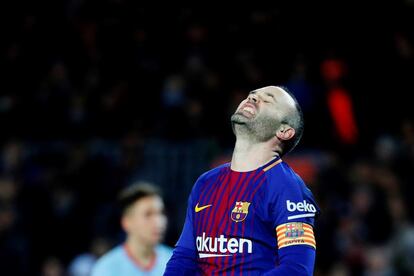 El centrocampista del Barcelona Andrés Iniesta se lamenta tras una jugada del partido ante el Celta.