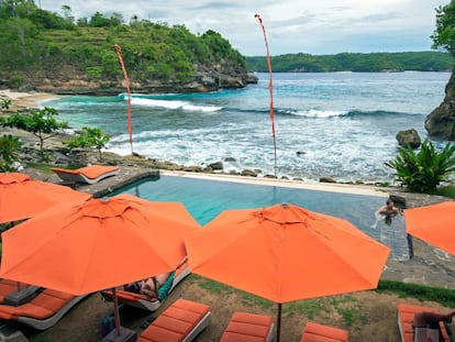 Imagen de archivo del hotel junto a la playa en la se ahogó un hombre de nacionalidad hispano-suiza en la isla de Ceningan (Indonesia).