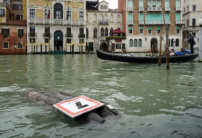 Uma placa derrubada durante uma tormenta na noite de segunda-feira em Veneza. Dez pessoas faleceram na Itália por causa do temporal de fortes ventos e chuvas torrenciais, que mantém em alerta várias regiões do país.