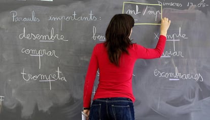 Clases de catalán en una escuela de Sant Cosme, en El Prat.