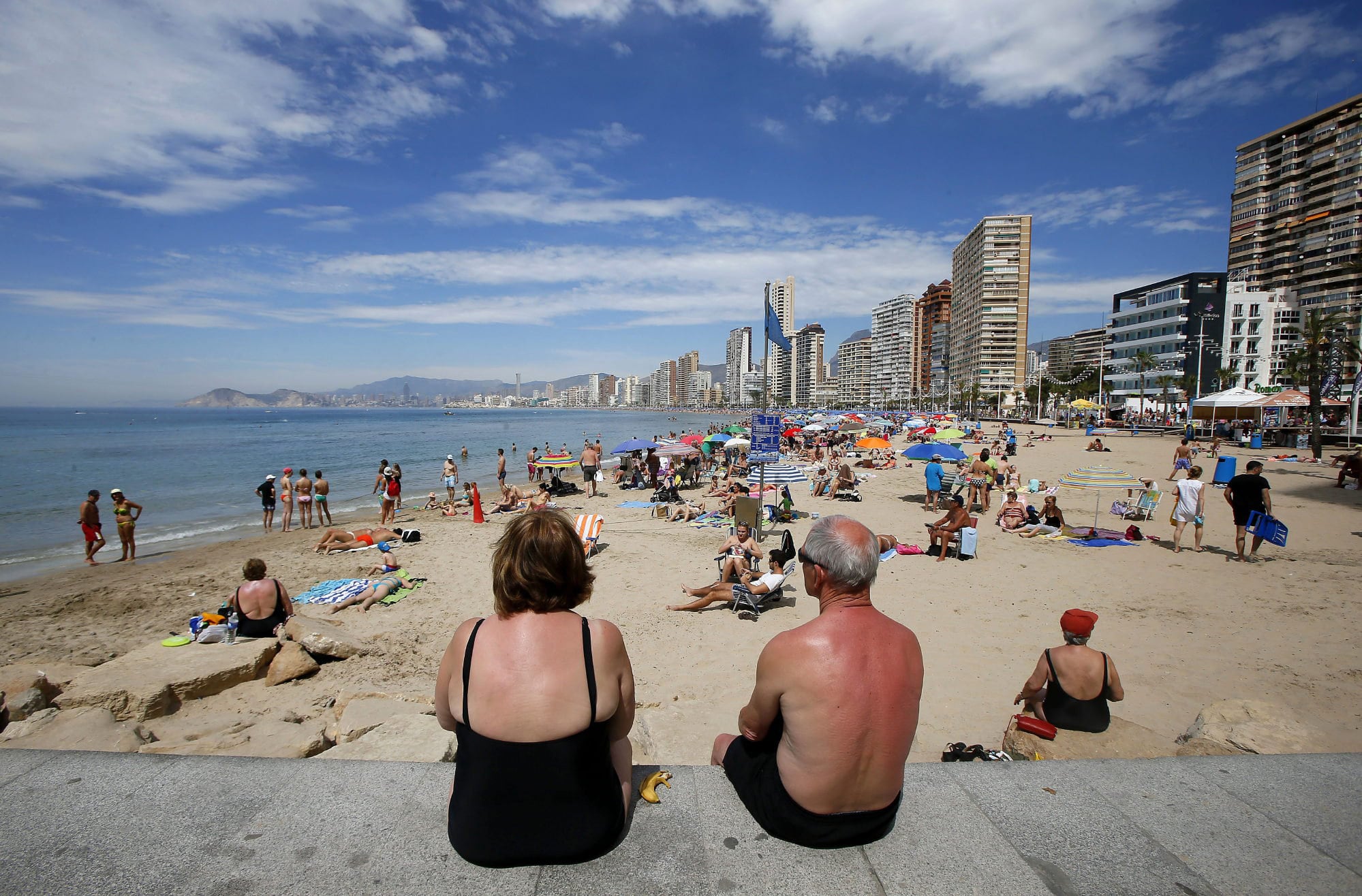 Turistas en una playa de Benidorm.