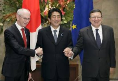 (De izq a der) El presidente del Consejo Europeo, Heman Van Rompuy, el primer ministro nipón, Shinzo Abe, y el presidente de la Comisión Europea, José Manuel Durao Barroso, unen sus manos mientras posan para los fotógrafos antes del inicio de un encuentro en la residencia oficial del mandatario nipón en Tokio (Japón). EFE/Archivo