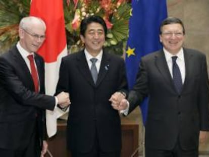 (De izq a der) El presidente del Consejo Europeo, Heman Van Rompuy, el primer ministro nipón, Shinzo Abe, y el presidente de la Comisión Europea, José Manuel Durao Barroso, unen sus manos mientras posan para los fotógrafos antes del inicio de un encuentro en la residencia oficial del mandatario nipón en Tokio (Japón). EFE/Archivo