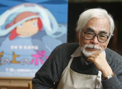 Arriba, Hayao Miyazaki posa en el museo Ghibli. A la izquierda, una de sus salas, diseñada por el mismo Miyazaki para dar una idea de cómo debe ser el despacho de un animador.