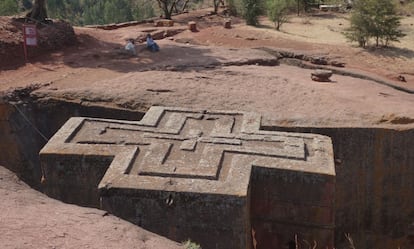 Iglesia excavada en la roca en forma de cruz en Lalibela.